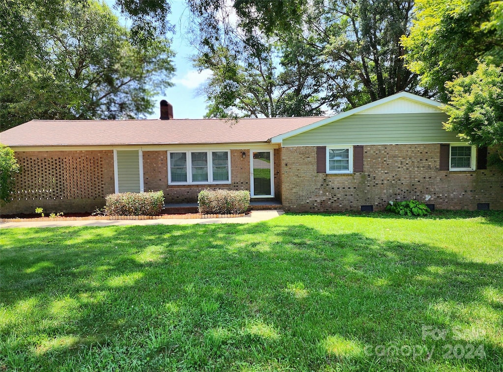 ranch-style home with a front yard