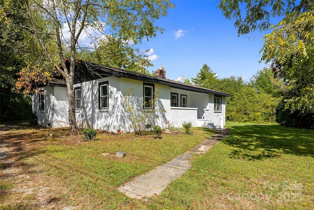 ranch-style home featuring a front lawn