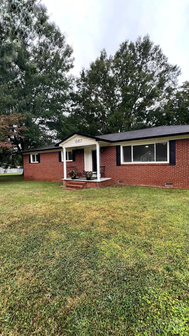 view of front facade featuring a front yard