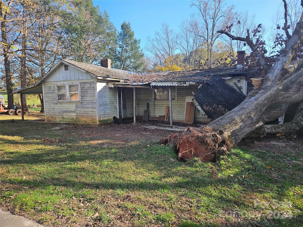 view of front of property featuring a front lawn