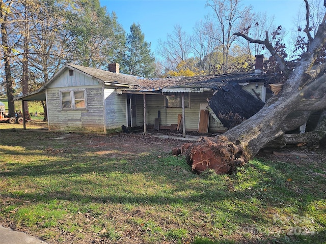 view of front of property featuring a front lawn