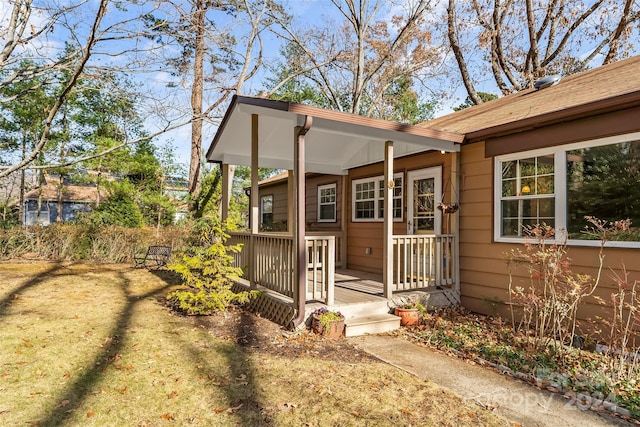 view of front of home with a front lawn