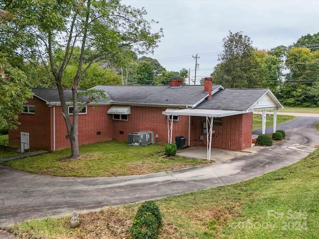 exterior space with a front yard and a carport