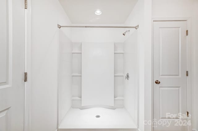 bathroom featuring tiled shower