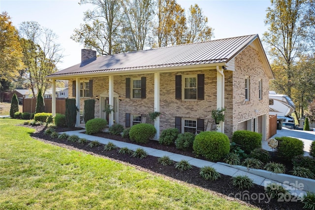 view of front facade featuring a front yard