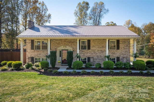 split foyer home featuring a front lawn