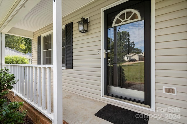 property entrance featuring a porch