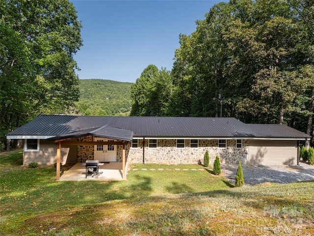 view of front facade featuring a patio and a front yard