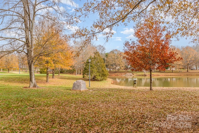 view of yard featuring a water view