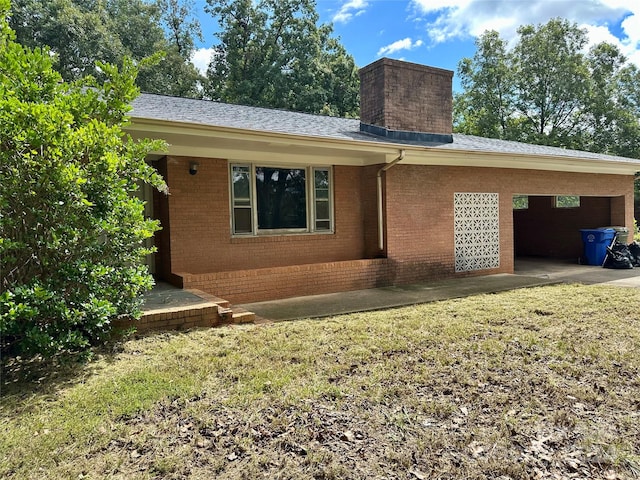 view of front of home with a front yard