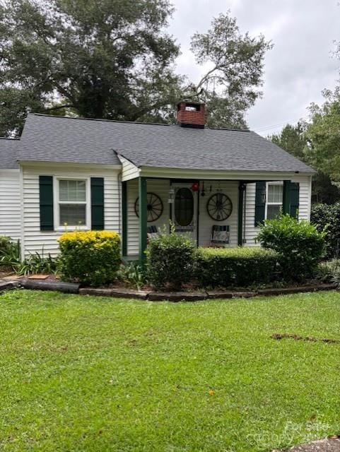 ranch-style home featuring a front lawn