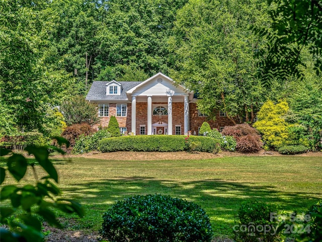 view of front facade with a front lawn