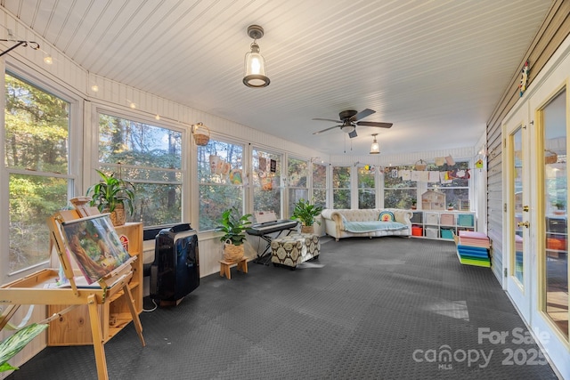 sunroom / solarium featuring ceiling fan