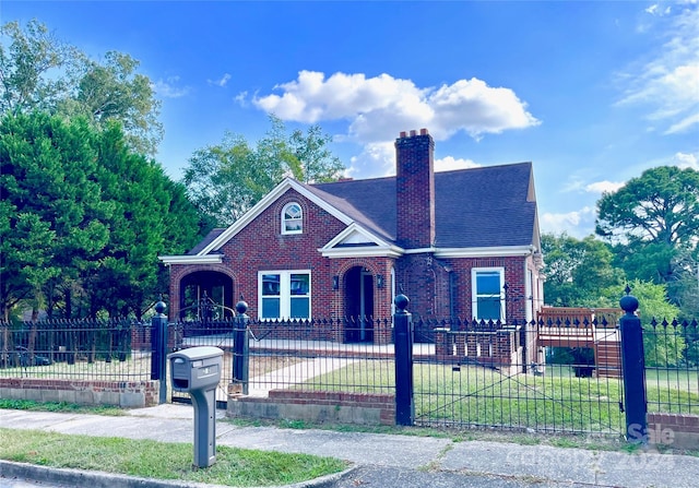 view of front facade with a front yard