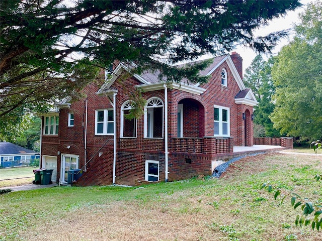 view of front of home featuring cooling unit, a garage, and a front yard