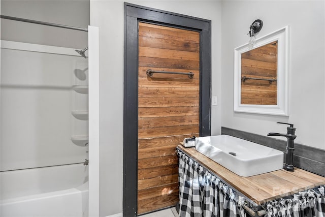 bathroom featuring shower / tub combination