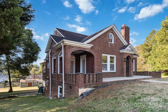 view of front of house with a front lawn