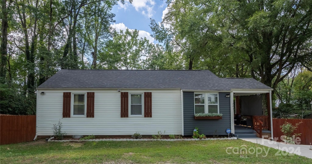 view of front of property featuring a front yard