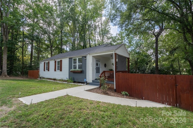 ranch-style home with a front lawn and covered porch