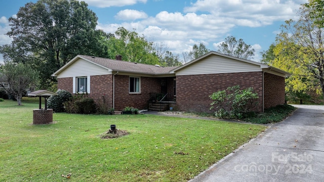 single story home featuring a front yard