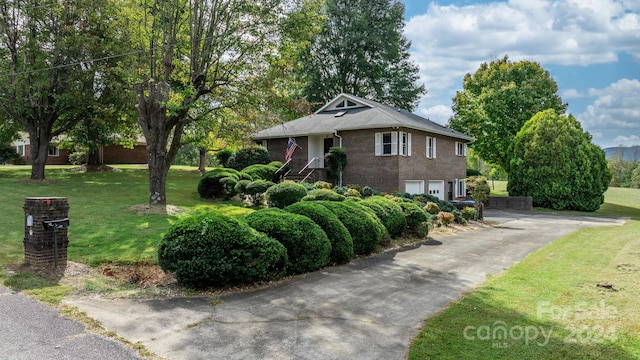 view of front of home featuring a front yard