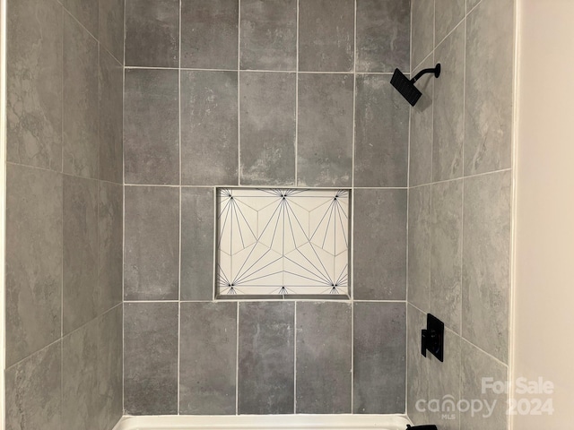 room details featuring tiled shower