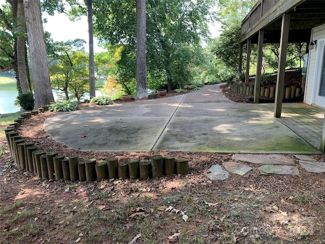 view of yard featuring a patio