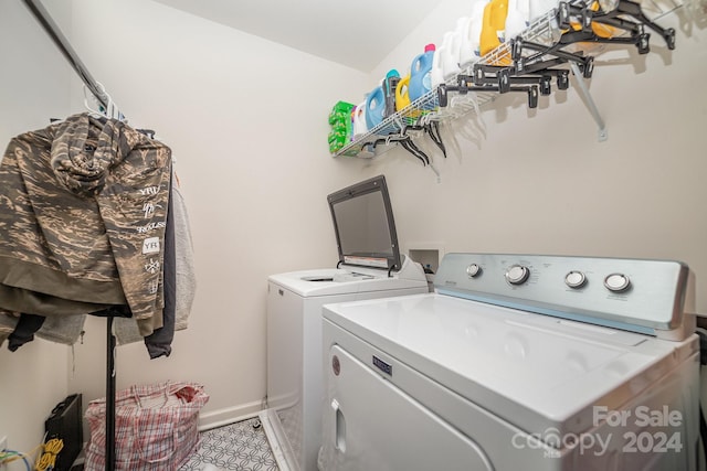 laundry room featuring laundry area, baseboards, and independent washer and dryer