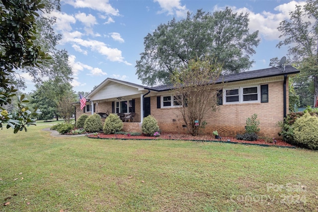 ranch-style home featuring a front lawn