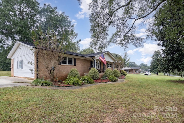 ranch-style home featuring a front lawn