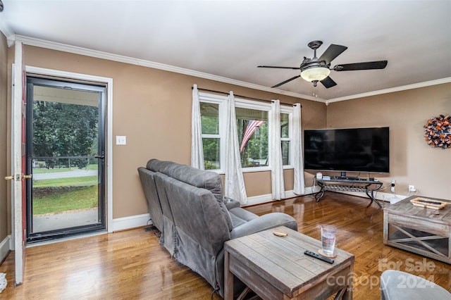 living room featuring crown molding, light hardwood / wood-style floors, and ceiling fan