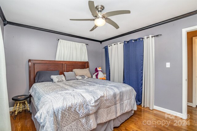 bedroom featuring ornamental molding, hardwood / wood-style floors, and ceiling fan