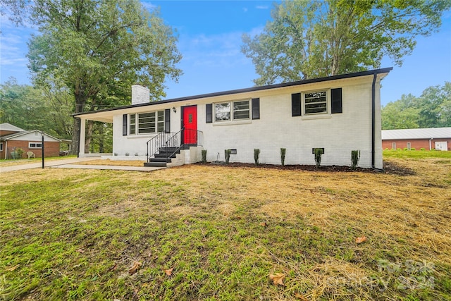 view of front of property with a front lawn