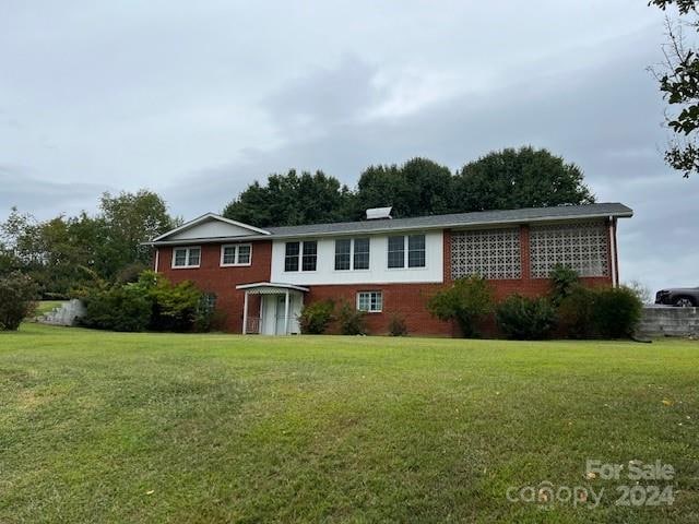 view of front of home featuring a front yard