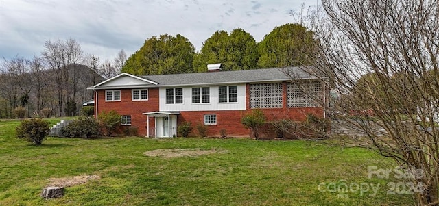 view of front facade with a front lawn