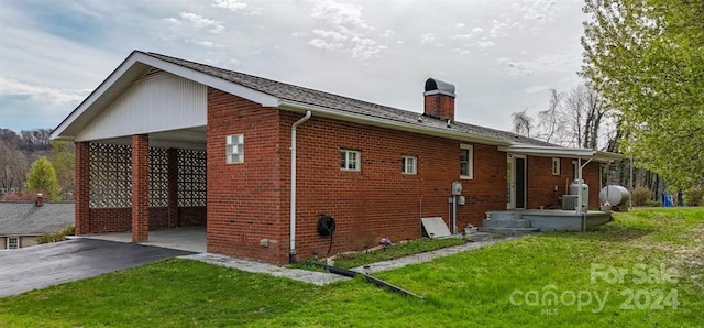 view of side of property featuring a yard