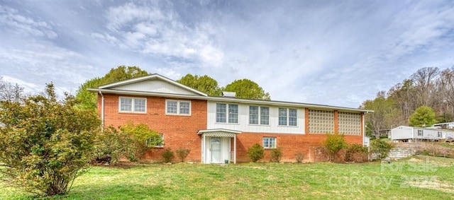 view of front facade with a front yard