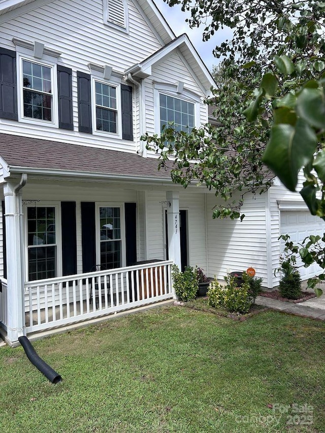 view of front facade featuring a garage and a front yard