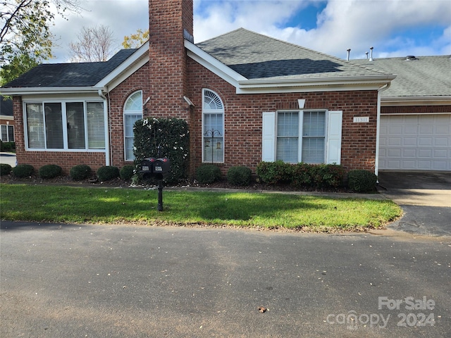 view of front of home featuring a garage and a front yard