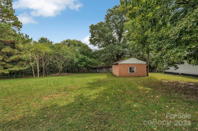 view of yard featuring a storage unit