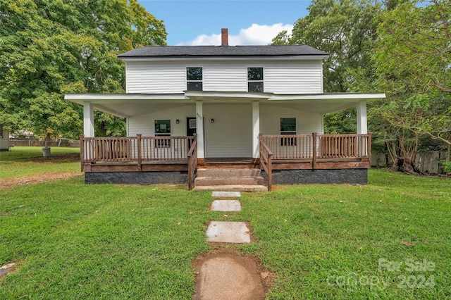 farmhouse featuring a front yard