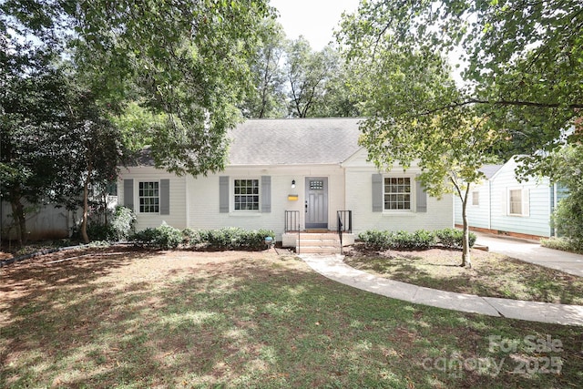 view of front facade featuring a front yard