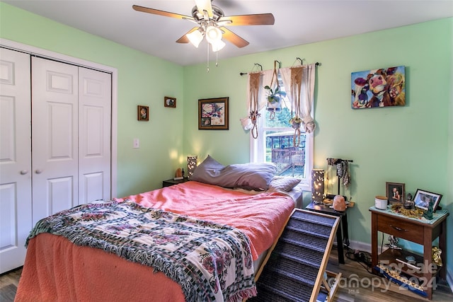 bedroom featuring ceiling fan, dark wood-type flooring, and a closet