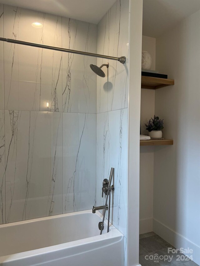 bathroom featuring tiled shower / bath