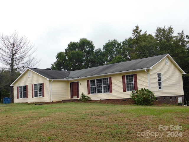 ranch-style home featuring crawl space and a front lawn