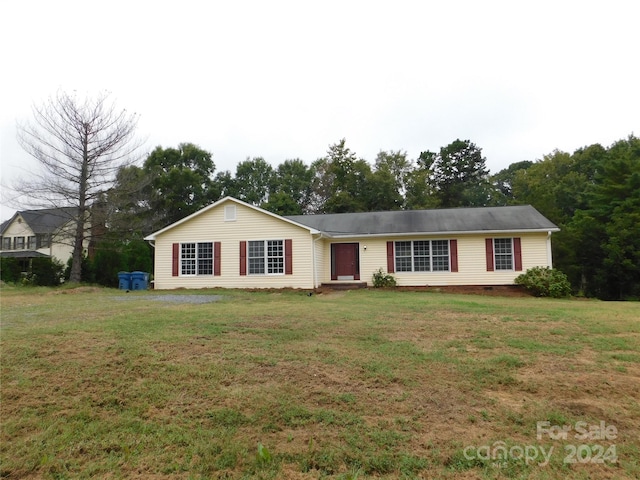 ranch-style home featuring a front lawn