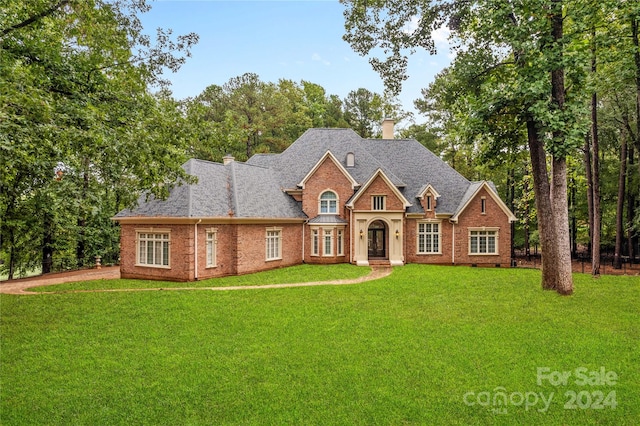 view of front of home featuring a front lawn