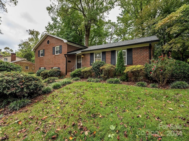 tri-level home featuring a front lawn