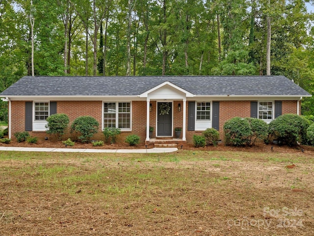 ranch-style home featuring a front lawn