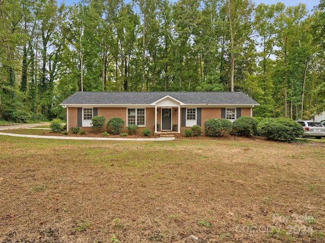 single story home with a front lawn